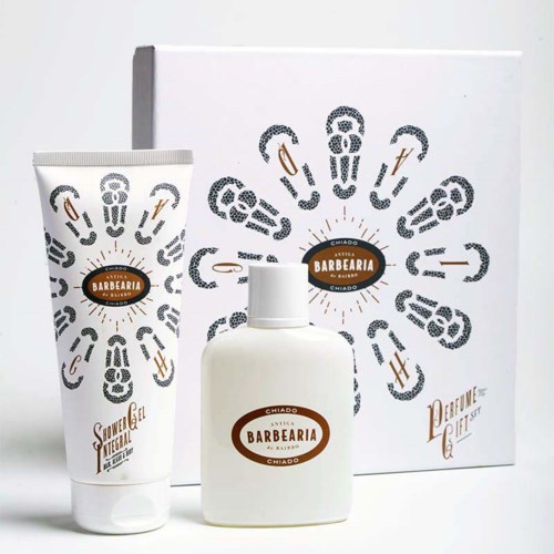 Set bevat een bodylotion, een fles en een versierde doos met barbierthema en logo.