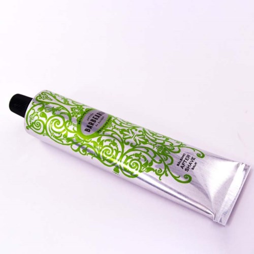 Een zilveren tube handcrème met zwarte dop en groene decoratieve patronen. Het heeft de tekst 'Barem' en andere tekst.