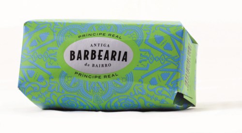 Grönt och blått tvålpaket med en etikett som säger "Barbeira" och "Príncipe Real".