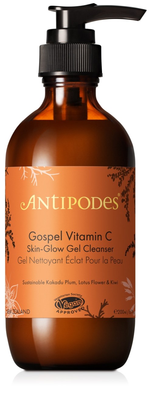Brązowa butelka z pompką, z pomarańczową etykietą, oznaczona jako "ANTIPODES Gospel Vitamin C Skin-Glo Gel Cleanser."