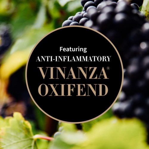 Etykieta promująca składniki przeciwzapalne VINANZA i OXIFEND na czarnym tle z winogronami.