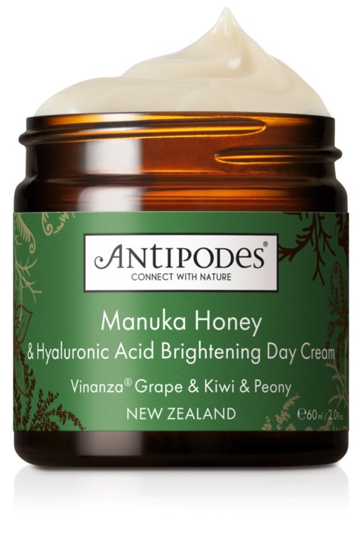 En burk med kräm märkt Antipodes Manuka Honey och Hyaluronic Acid Brightening Day Cream från Nya Zeeland.
