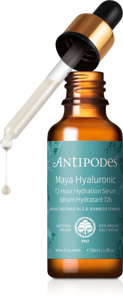 Mała brązowa butelka z korkiem pipetki, oznaczona 'Antipodes Maya Hyaluronic'. Zawiera serum nawilżające.
