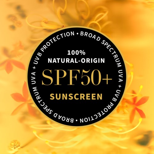 Okrągła etykieta reklamuje krem przeciwsłoneczny SPF50+ z szerokim spektrum ochrony UV i naturalnymi składnikami, na tle kwiatowym.