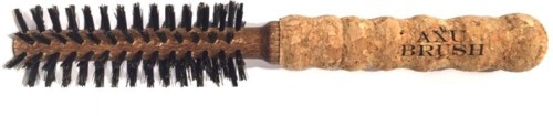 En hårborste med korkhandtag och svarta borststrån. Handtaget är märkt "Aki Brush."