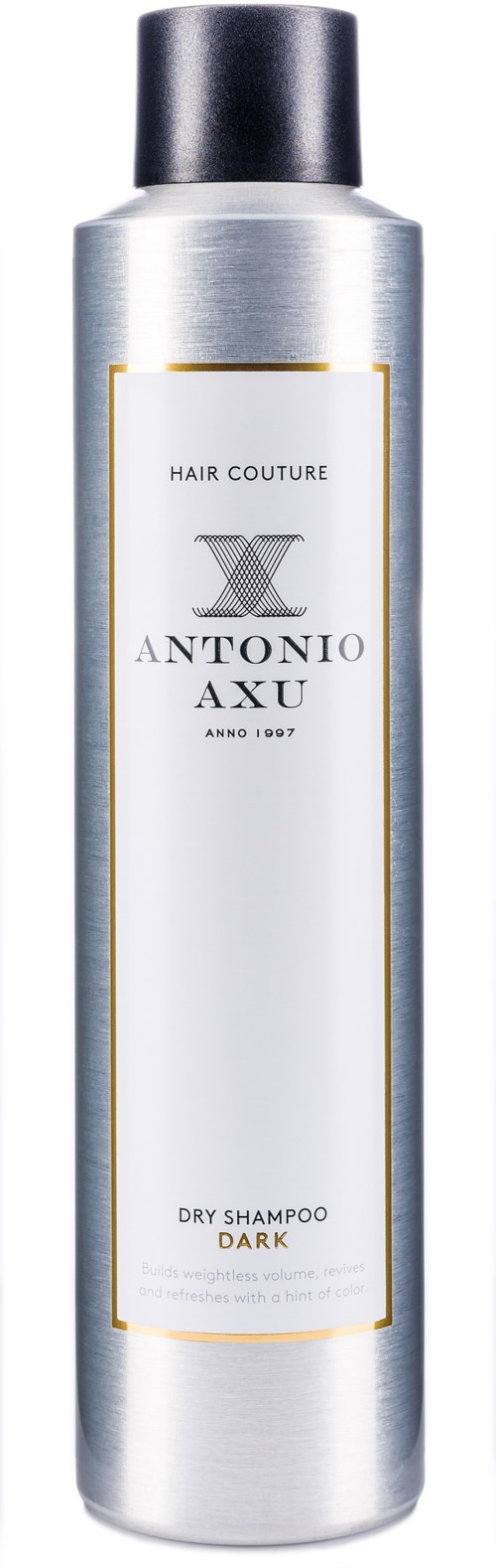 En lång silverflaska med svart lock, märkt 'Dry Shampoo Dark' av Antonio Axu.