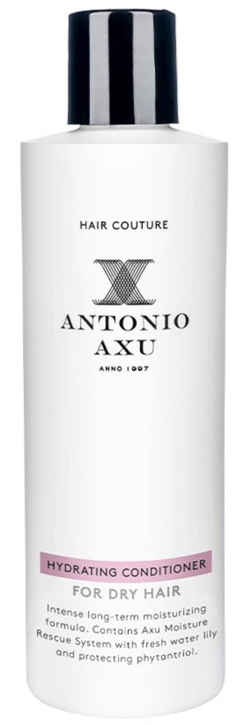 En hvit flaske merket 'Antonio Axu' med svart hette, inneholder fuktighetsgivende balsam for tørt hår.