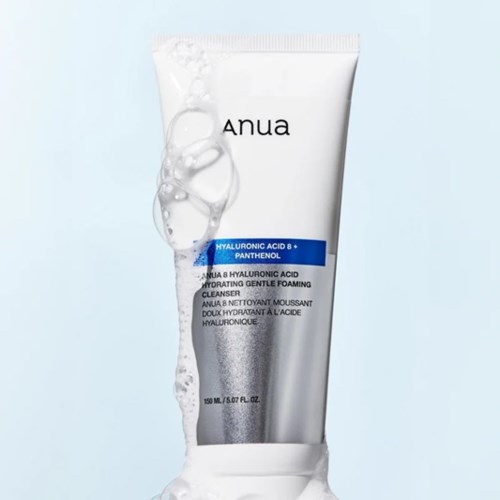 Tube med Anua hyaluronsyre og panthenol fugtgivende rensegel med bobler på lyst baggrund.