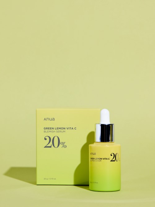 En gul-grønn serumflaske og eske med '20%' og 'Green Lemon VIT C' skrevet på den, på en matchende bakgrunn.