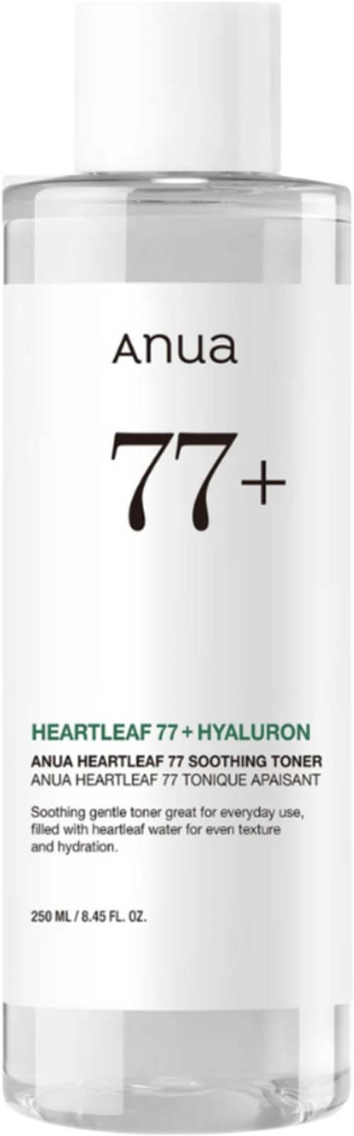 En lång vit flaska med Anua Heartleaf 77+ toner och vit kapsyl, etiketten visar produktens namn och detaljer.