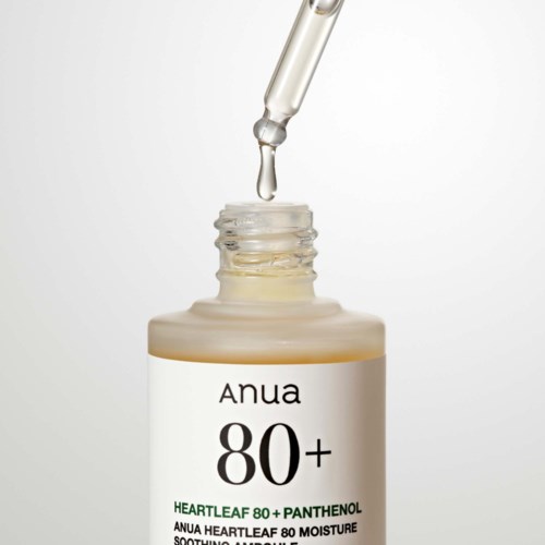 En pipett ovanpå en öppen flaska med hudvårdsserum märkt Anua 80+ Heartleaf 80+ Panthenol för återfuktning.