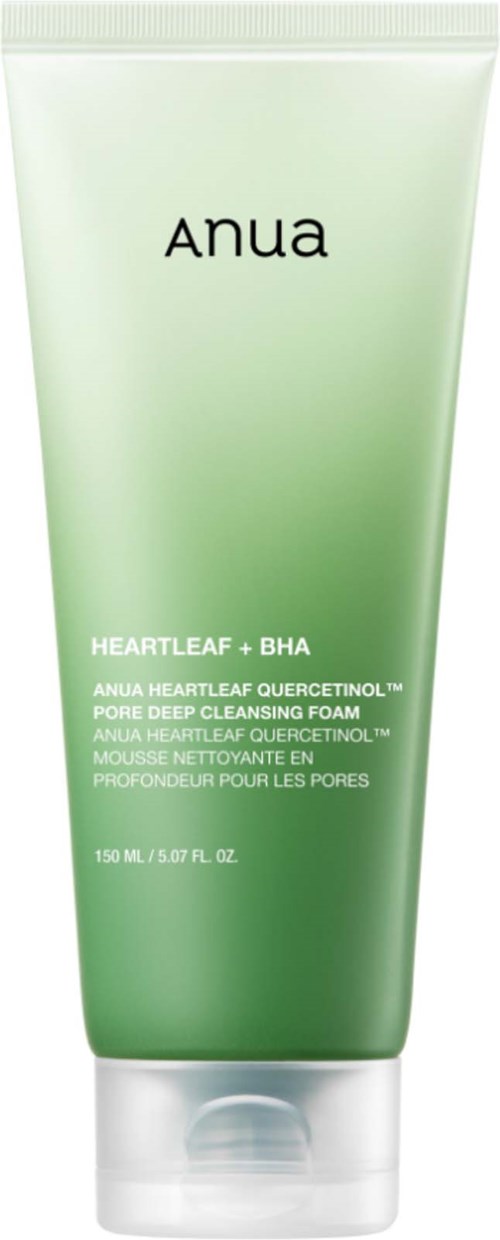 En grön och vit tub med Anua Heartleaf + BHA rengöringsskum, med produktnamn och detaljer på framsidan.