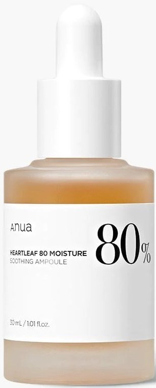 En flaska med en vit pipettkork, märkt 'Anua Heartleaf 80 Moisture', innehåller en beige flytande fuktighetskräm.