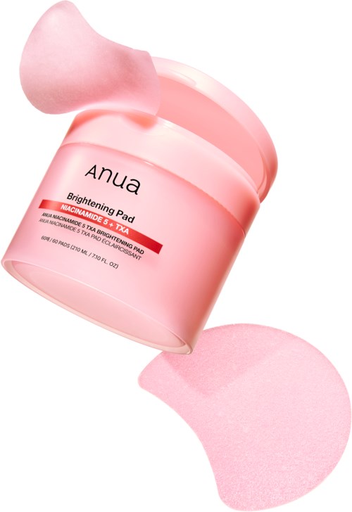 Roze pot met Anua Brightening Pad, een pad bovenop en een vlek eronder.