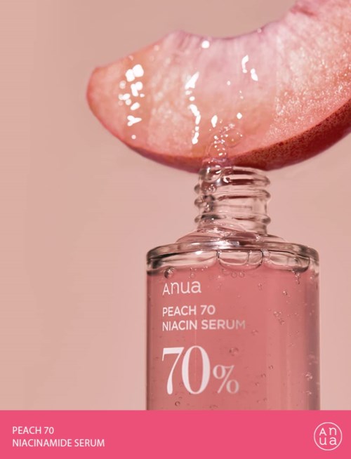 En rosa serumburk med en persikaskiva ovanpå, visar 70% Niacinamide för hudvård.
