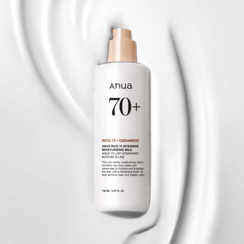 Eine Hautpflegeflasche mit der Aufschrift Anua 70+ rice ceramide moisturizing milk auf weißem Hintergrund.