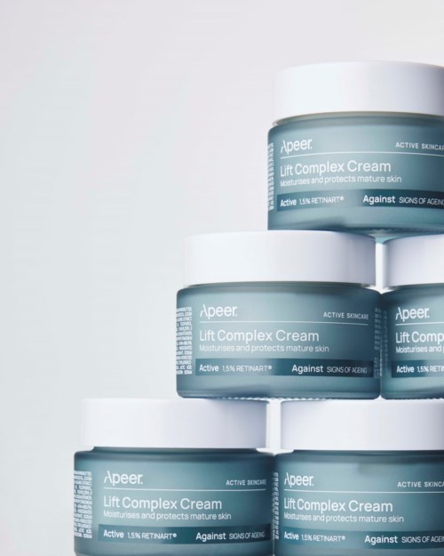 Kasoja A.pure Lift Complex Cream-rasteja valkoisella taustalla, merkintä mainitsee kosteuttavan ja ikääntymistä ehkäisevää vaikutusta.