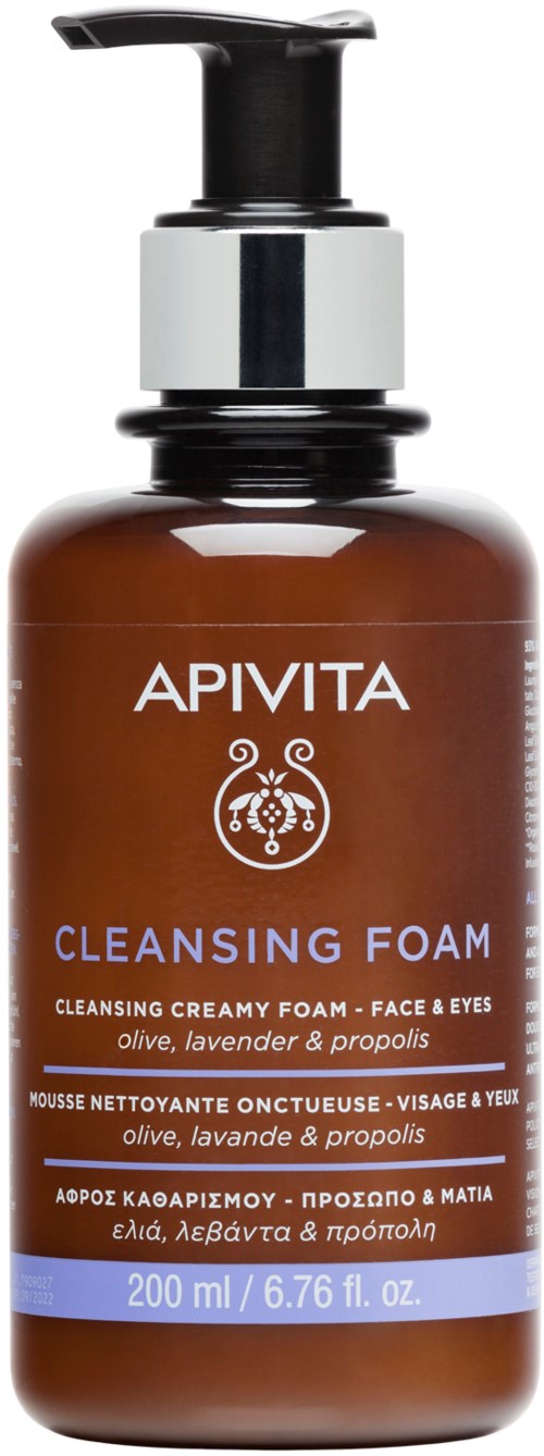 Ett brunt flaska med svart pump innehåller Apivita Rengöringsskum, lämpligt för ansikte och ögon, med oliv, lavendel och propolis.