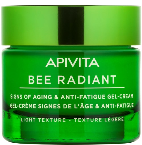 Grön burk med glänsande lock, etiketten säger 'APIVITA Bee Radiant' med anti-aging- och anti-trötthetsskrämfunktioner.