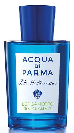 Een blauwe parfumfles met witte en groene labels, met de naam 'Acqua di Parma Blu Mediterraneo' en 'Bergamotto di Calabria.'