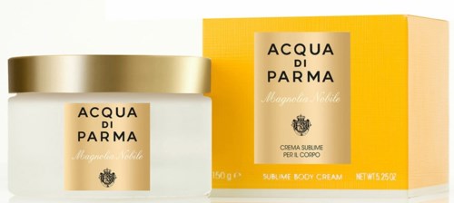 En hvit krukke med gullokke og en gul eske bak den, begge merket Acqua di Parma kroppskrem.
