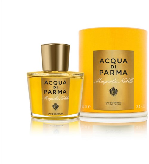 En parfymflaska och dess gula förpackning med svart och guld etikett, märket 'Acqua di Parma' och doften 'Magnolia Nobile.'