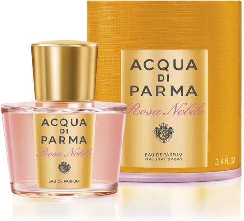 Een roze parfumfles met een gouden dop en een gele doos, beide gelabeld 'Acqua di Parma Rosa Nobile'.