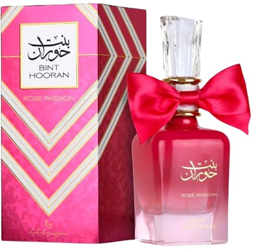 Różowa butelka perfum z czerwoną kokardą i ozdobnym pudełkiem, oznaczona "Rose Passion" przez Bint Hooran.