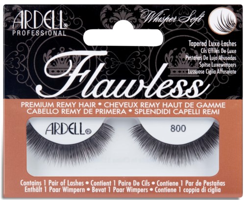 Øjenvippepakke med sort og hvid dekorativ baggrund, indeholder et par glamourøse øjenvippeforlængelser, mærket 'Flawless' og 'Ardell.'