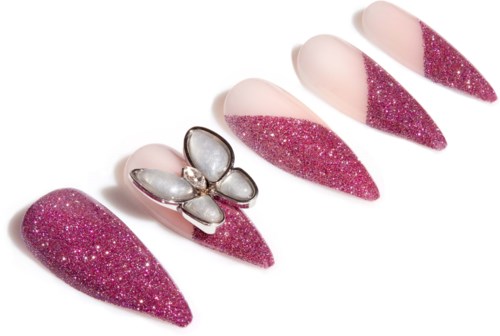 Gefälschte Nägel mit pinkfarbenem Glitter und einem Schmetterlingsring. Sie sind in einer Linie angeordnet.