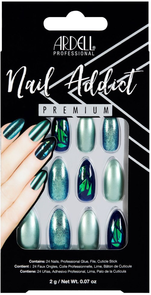 Een zwarte verpakking bevat 24 gekleurde nageltips, sommige met glanzende metallic en blauwgroene ontwerpen, en een hand toont enkele tips.