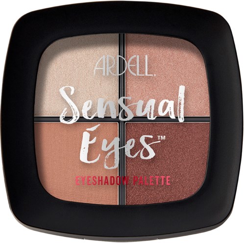 En svart palett med fyra ögonskuggsnyanser i beige, rosa, orange och brunt. Den är märkt 'Ardell Sensual Eyes' och 'Eyeshadow Palette.'