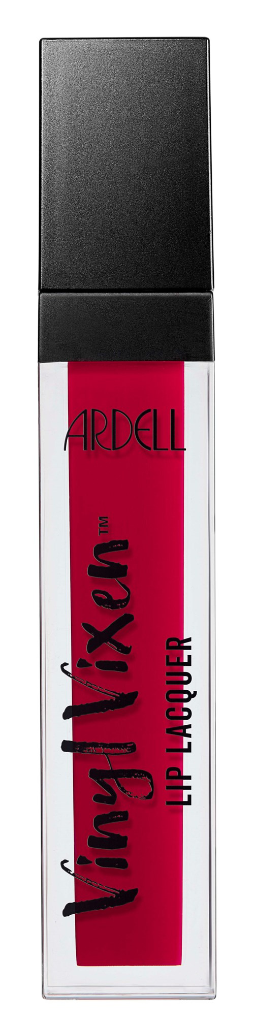 En leppestiftbeholder med svart hette, rød og hvit emballasje, og svart tekst som sier 'Vampy Pink' og merkevaren Ardell.