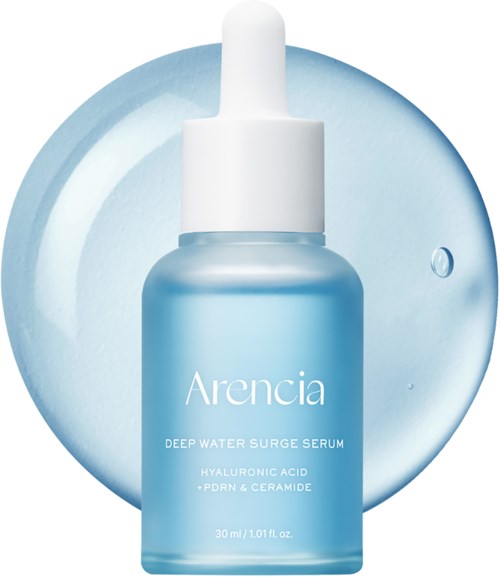 Blaue Serumflasche mit Pipette vor einem wasserähnlichen Hintergrund. Beschriftet Arencia Deep Water Surge Serum.