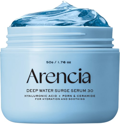 Ein blauer Tiegel mit Gesichtscreme, Wasserstruktur, weißer Deckel, namens Arencia deep water surge serum für Hydratation.