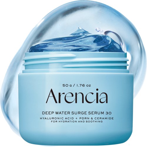 Ein hellblauer Cremetopf mit Arencia Deep Water Surge Serum 30, Wasser spritzt herum.