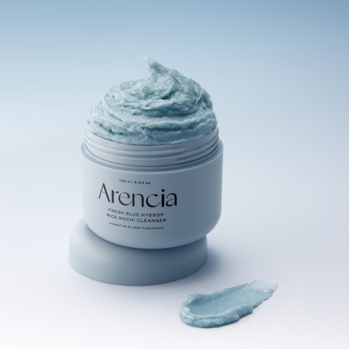 En burk med blå hudvårdsprodukt med lite kräm utanför, märkt Arencia Fresh Blue Hyassop.