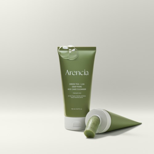 En grön tub med Arencia Deep Pore Rice Cake Cleanser och en matchande applikator på en ljus bakgrund.