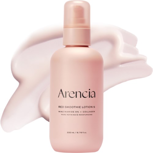En rosa flaska märkt Arencia med vit lotion som är spilld bakom den, för närande och återfuktande hud.