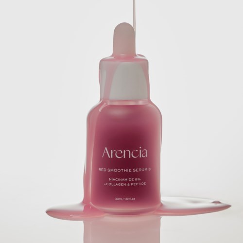 En rosa flaska märkt Arencia Red Smoothie Serum med rinnande vätska runt den.
