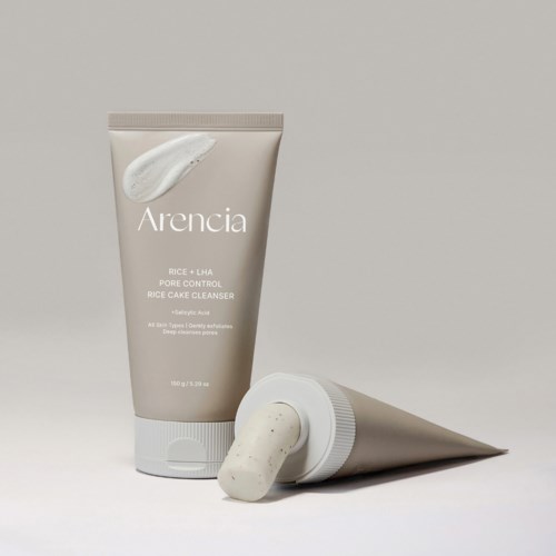 En tub och en burk märkta Arencia ris och LHA pore control cleansers, med krämig substans inuti.