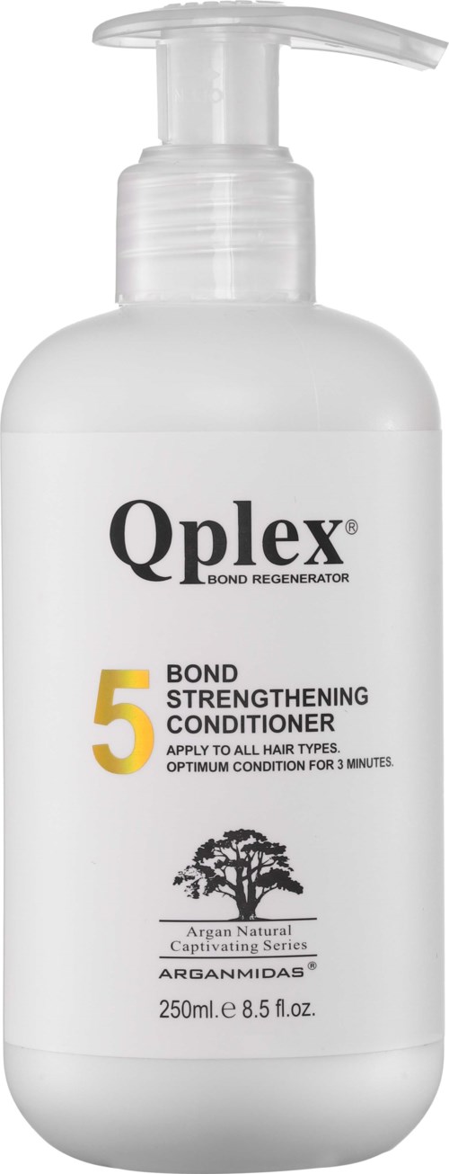 En hvit flaske med pumpe merket 'QpleX Bond Strengthening Conditioner,' 250 ml, for hårpleie.