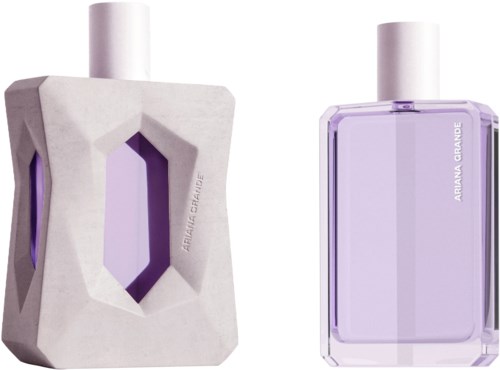 To parfymflasker, den ene med teksturert hvit design og lilla detaljer, den andre er slank og gjennomsiktig med lilla væske.