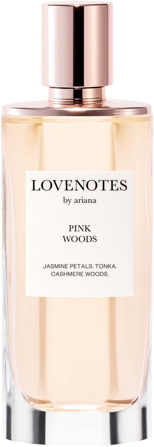 En parfÿeflaske med lyserødt låg og hvid etikette med teksten Lovonetes by Ariana, Pink Woods duft, jasmin, tonka, cashmere.
