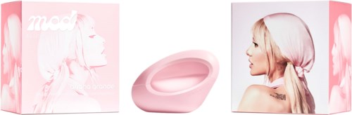 Rosa skönhetsproduktlåda med en kvinna med rosa hår, en liten behållare och ett foto av hennes sida profil.