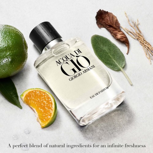 En Giorgio Armani parfymflaska omgiven av citrus, blad och naturliga element.