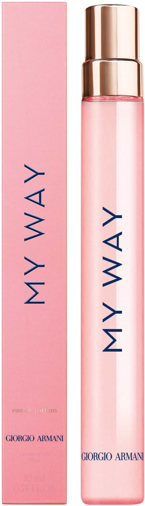 En rosa sprayflaska och ask med texten 'MY WAY' på i blått, med roséguldcap.