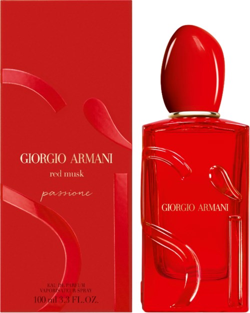 Ein Parfümflasche und eine Schachtel, beide rot, mit geschwungenen Designelementen und dem Giorgio Armani-Logo, beschriftet 'Red Musk Passione.'