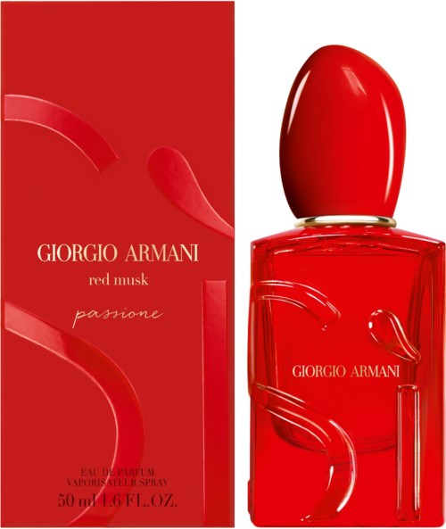 Eine rote Parfümflasche steht neben einer passenden roten Box mit Giorgio Armani und 'red musk' geschrieben.