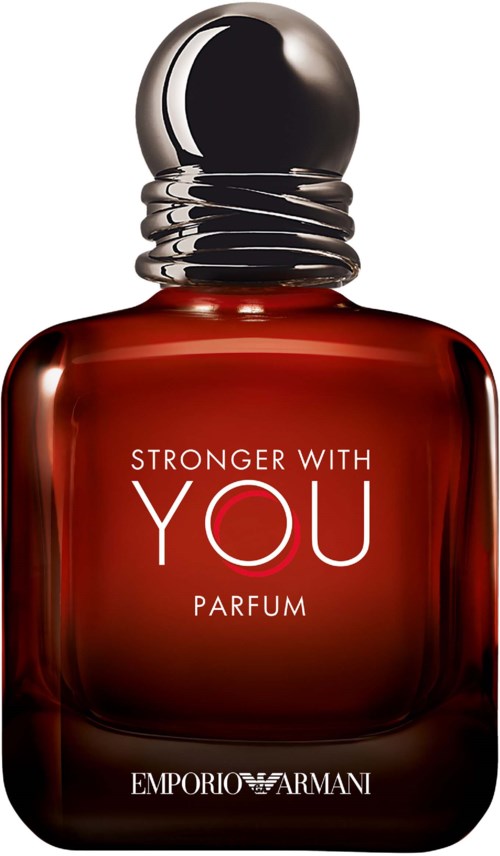 En parfymeflaske med en skinnende rund hette, rød kropp, og teksten "Stronger With You" på den.